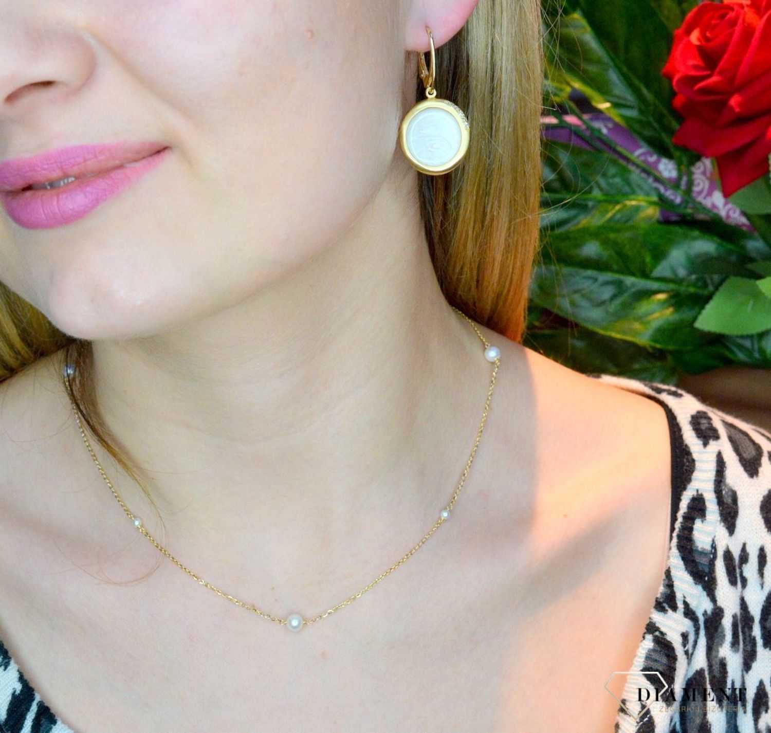 Srebrne kolczyki wiszące pozłacane z masą perłową OR AQ H4180227WH. Srebrne kolczyki okrągłe z masą perłową pozłoceniu. Kolczyki wykonane z srebra próby 925 w pozłoceniu żółtego złota. Biżuteria z masą perłową to jeden z.jpg